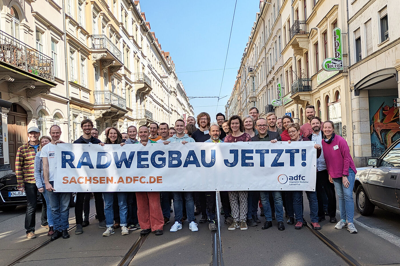 ADFC-Aktive mit Banner RADWEGBAU JETZT
