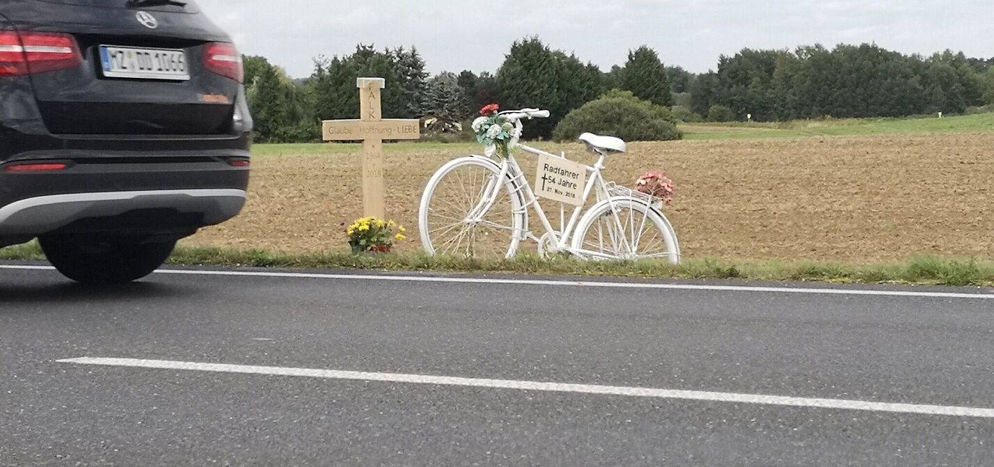 Ghostbike an der Landstraße Ghost Bike an der Staatsstraße