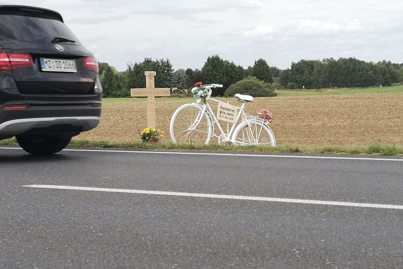 Ghost Bike an der Staatsstraße